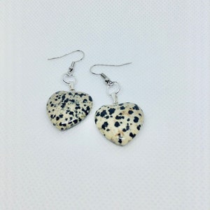 Dalmatian jasper crystal heart shaped earrings, Healing crystal earrings, Heart shape earrings imagem 4