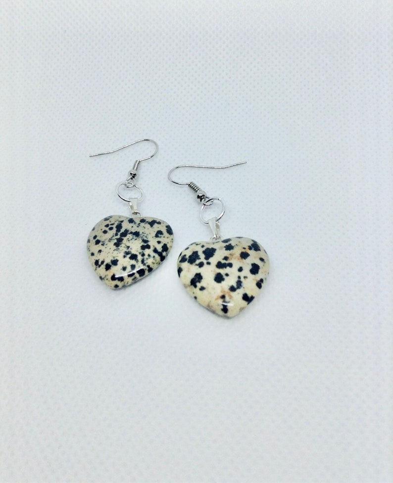 Dalmatian jasper crystal heart shaped earrings, Healing crystal earrings, Heart shape earrings imagem 4