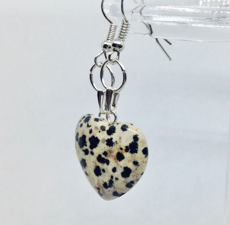 Dalmatian jasper crystal heart shaped earrings, Healing crystal earrings, Heart shape earrings imagem 3