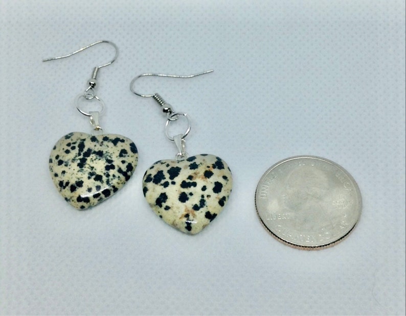 Dalmatian jasper crystal heart shaped earrings, Healing crystal earrings, Heart shape earrings imagem 6