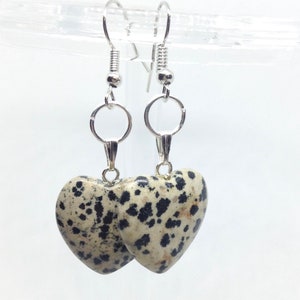 Dalmatian jasper crystal heart shaped earrings, Healing crystal earrings, Heart shape earrings imagem 7