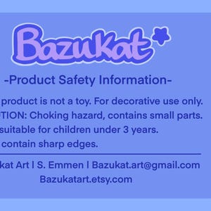 Puede incluir: Un logotipo Bazukat morado y blanco con una estrella. El texto debajo dice "Informaci&oacute;n de seguridad del producto" e incluye una lista de precauciones de seguridad: "Este producto no es un juguete. Solo para uso decorativo. ATENCI&Oacute;N: Riesgo de asfixia, contiene piezas peque&ntilde;as. No apto para ni&ntilde;os menores de 3 a&ntilde;os. Puede contener bordes afilados."