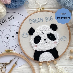 Op de afbeelding: Een DIY-stansnaaldset met een panda en de tekst "Dream Big". De set bevat een hoepel, garen en een naald.