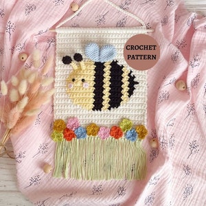 Crochet Bee wall hanging pattern, Nursery bee wall decor tutorial, Diy baby room tapestry.