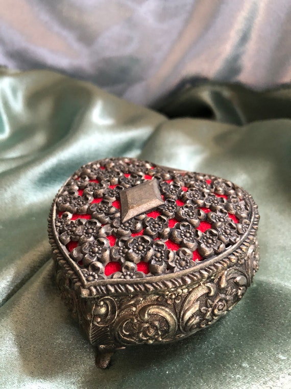 Small heart shaped metal trinket box - image 3