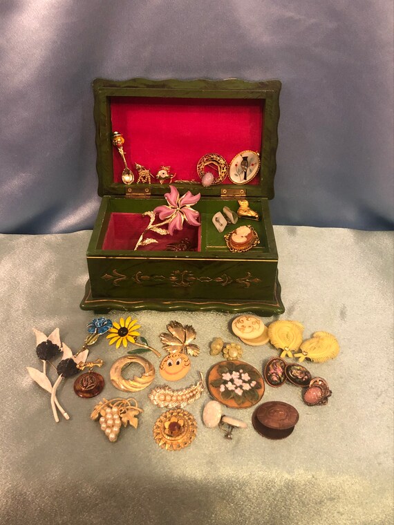 Vintage music jewelry box with vintage jewelry