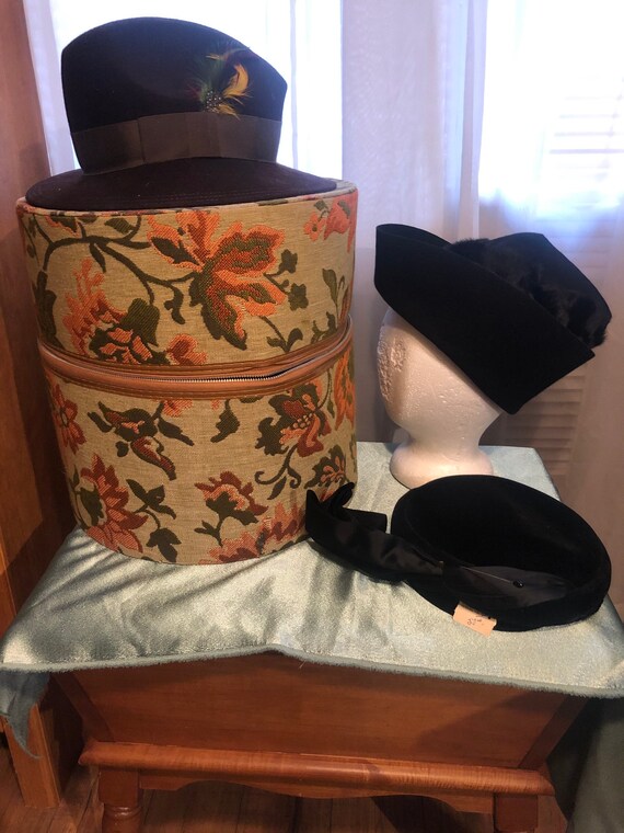 Three vintage hats and hatbox