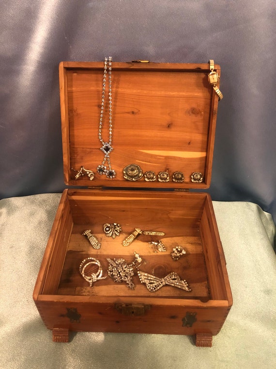 Art Deco wooden box and jewelry