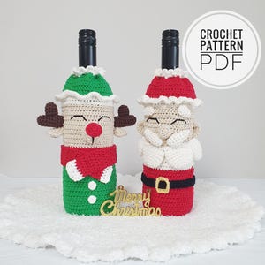 Op de afbeelding: Twee gehaakte wijnfleshoezen, één ontworpen als een rendier met bruin gewei, een rode sjaal en een groene body. De andere is de kerstman, met een rode hoed en riem, en een witte baard en jas. De tekst "CROCHET PATTERN PDF" staat in een cirkel.