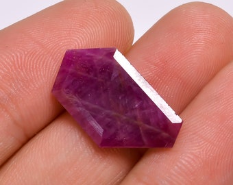 10 kt natuurlijke trapiche-robijn: fancy geslepen losse edelsteen (21 x 14 x 4 mm)