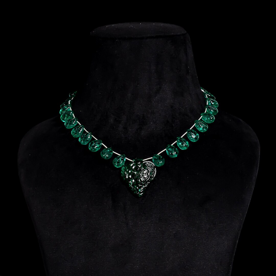 ラボで育成されたエメラルドペアー彫刻ビーズネックレス：調節可能な