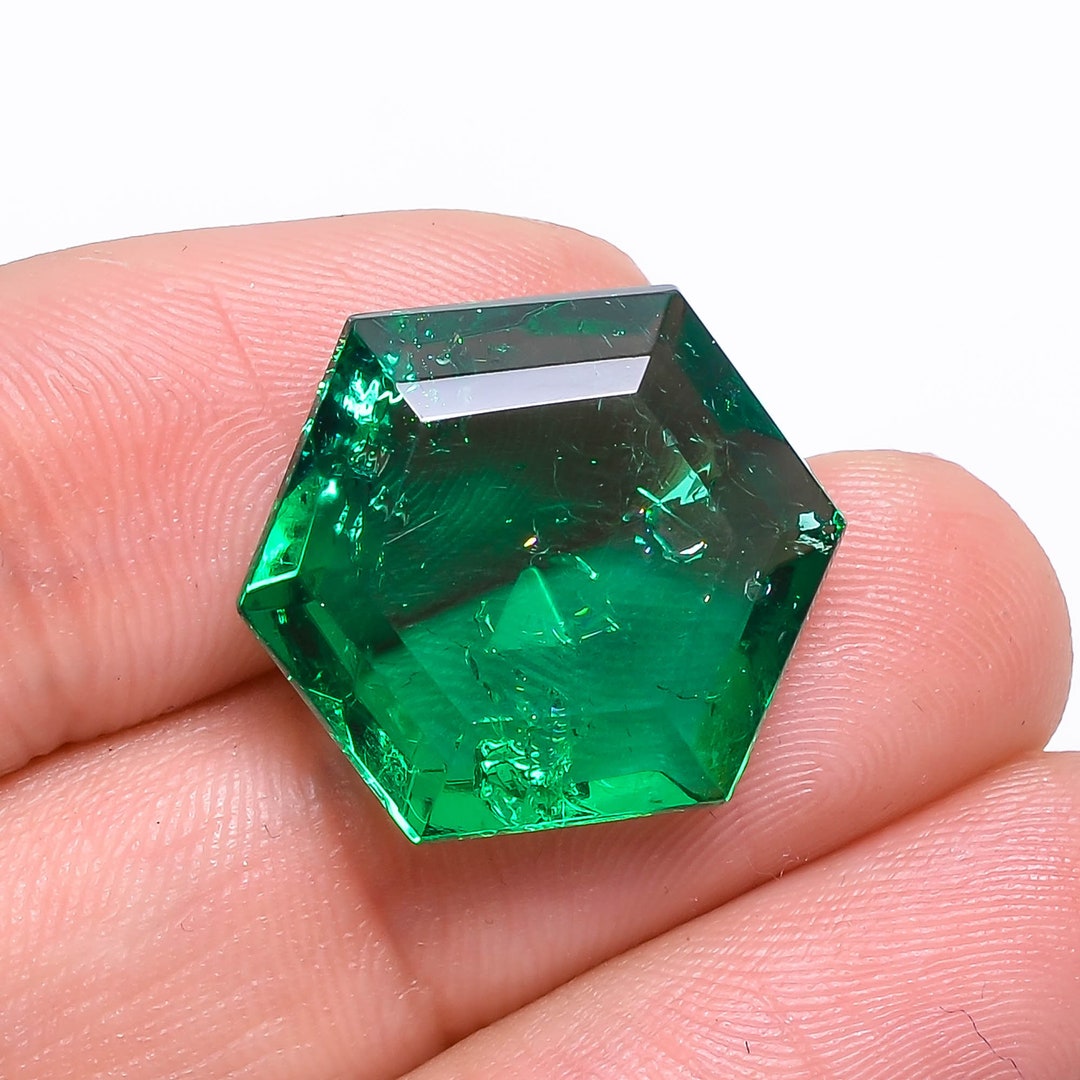 15カラットの人工エメラルド：六角形カットのルースジェムストーン