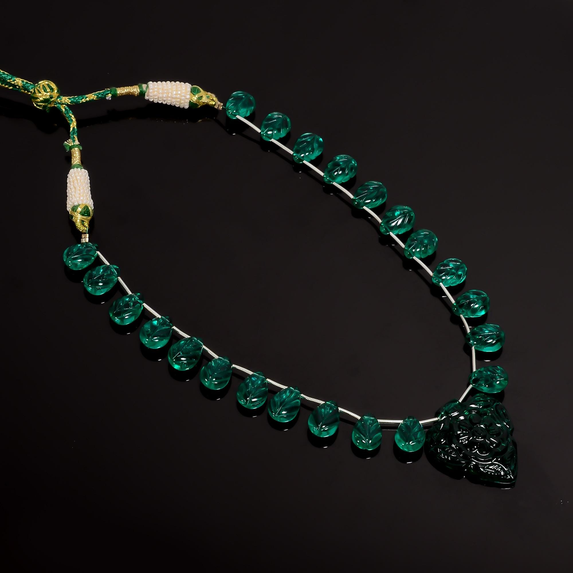 ラボで育成されたエメラルドペアー彫刻ビーズネックレス：調節可能な