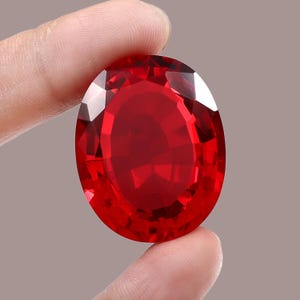 Rubis créé en laboratoire : pierre gemme ovale de 82 carats, 28 x 35 x 15 mm
