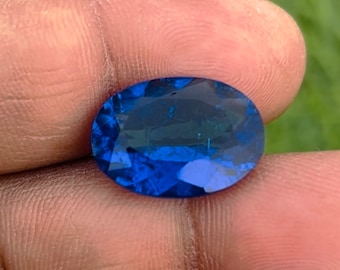 In het lab gemaakte blauwe saffieredelsteen: ovaal geslepen losse steen (13 x 18 x 7 mm)
