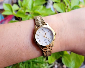 Vintage Timex Indiglo Classic Womens Womans Gold Round Analog Stretch Watch