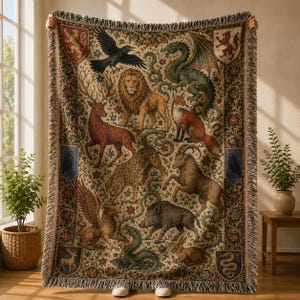 Peut inclure: Un plaid en tapisserie tissée présentant un motif détaillé de divers animaux, dont un lion, un dragon, un cerf, un renard, un léopard et un sanglier. Le design intègre des écussons héraldiques, des motifs floraux et des franges aux tons terre.
