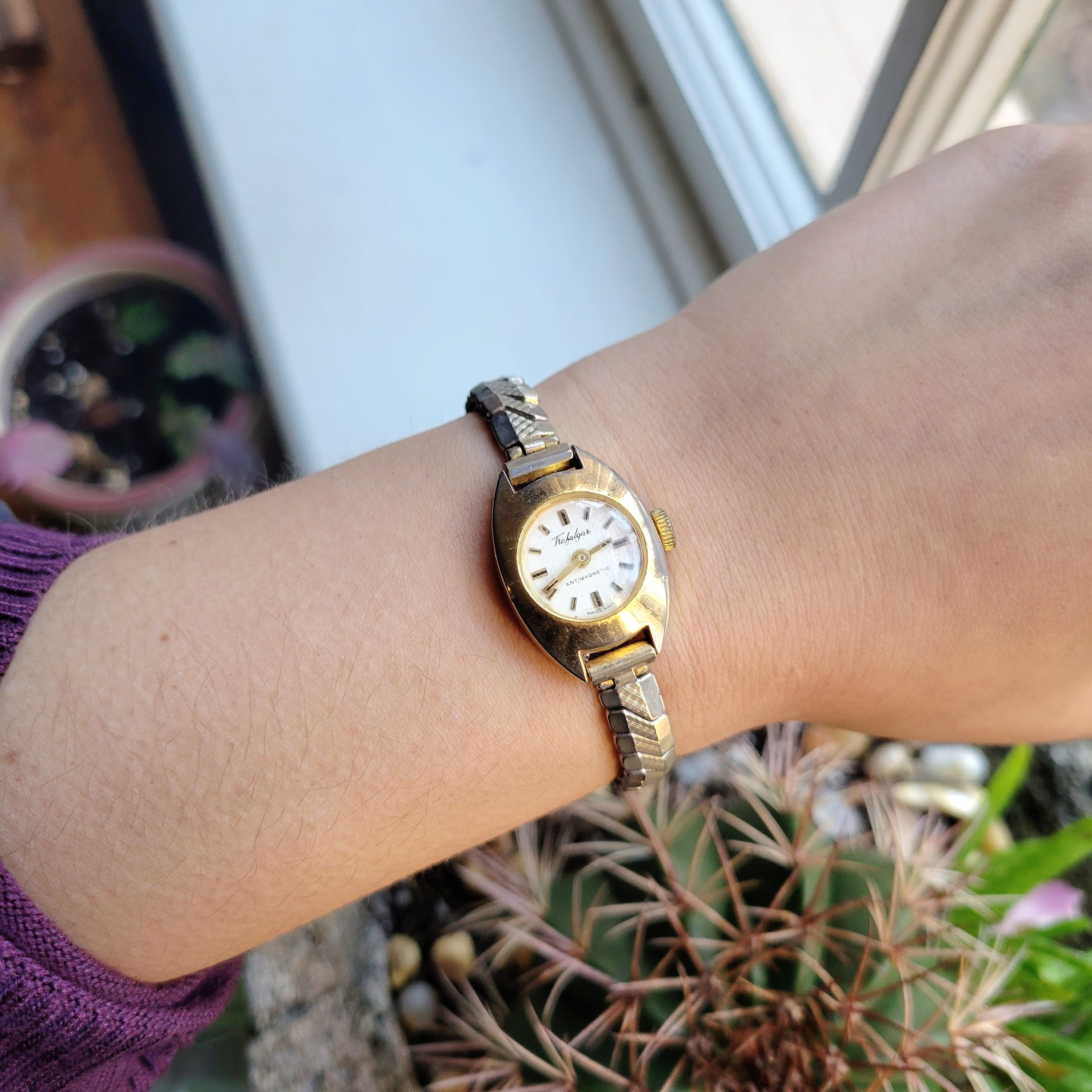 Vintage Swiss Trafalgar Classic Gold & Silver Stretch Watch 