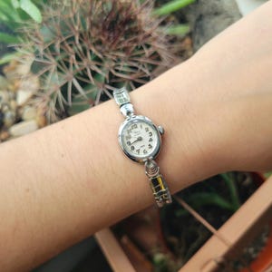 Vintage Timex Silver Dainty Womans Womens Classic Stretch Watch