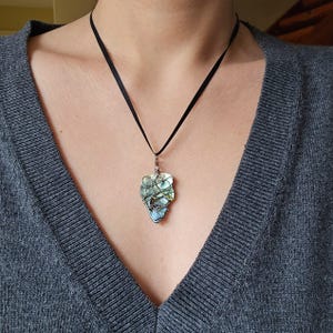 Collar bohemio vintage de nácar y abulón con lazo negro