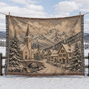 Könnte beinhalten: Eine gewebte Wandteppich-Decke mit einer detaillierten Winterlandschaft, die eine Steinkirche, eine kleine Brücke über einen Bach und schneebedeckte Häuser am Fuße zerklüfteter, schneebedeckter Berge unter einem bewölkten Himmel zeigt.
