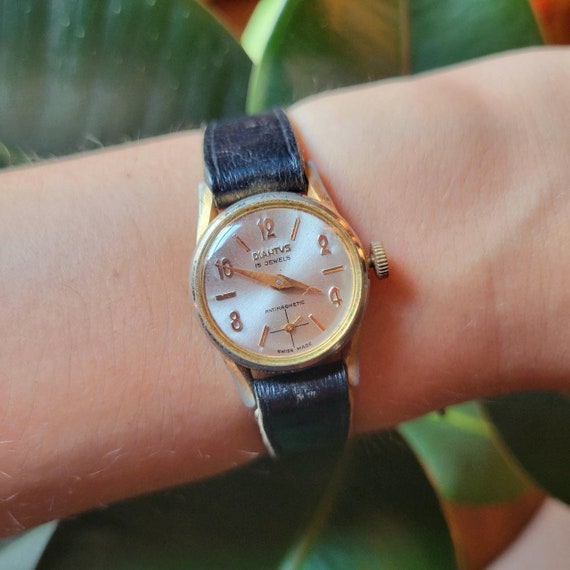Vintage antimagnetic watch top