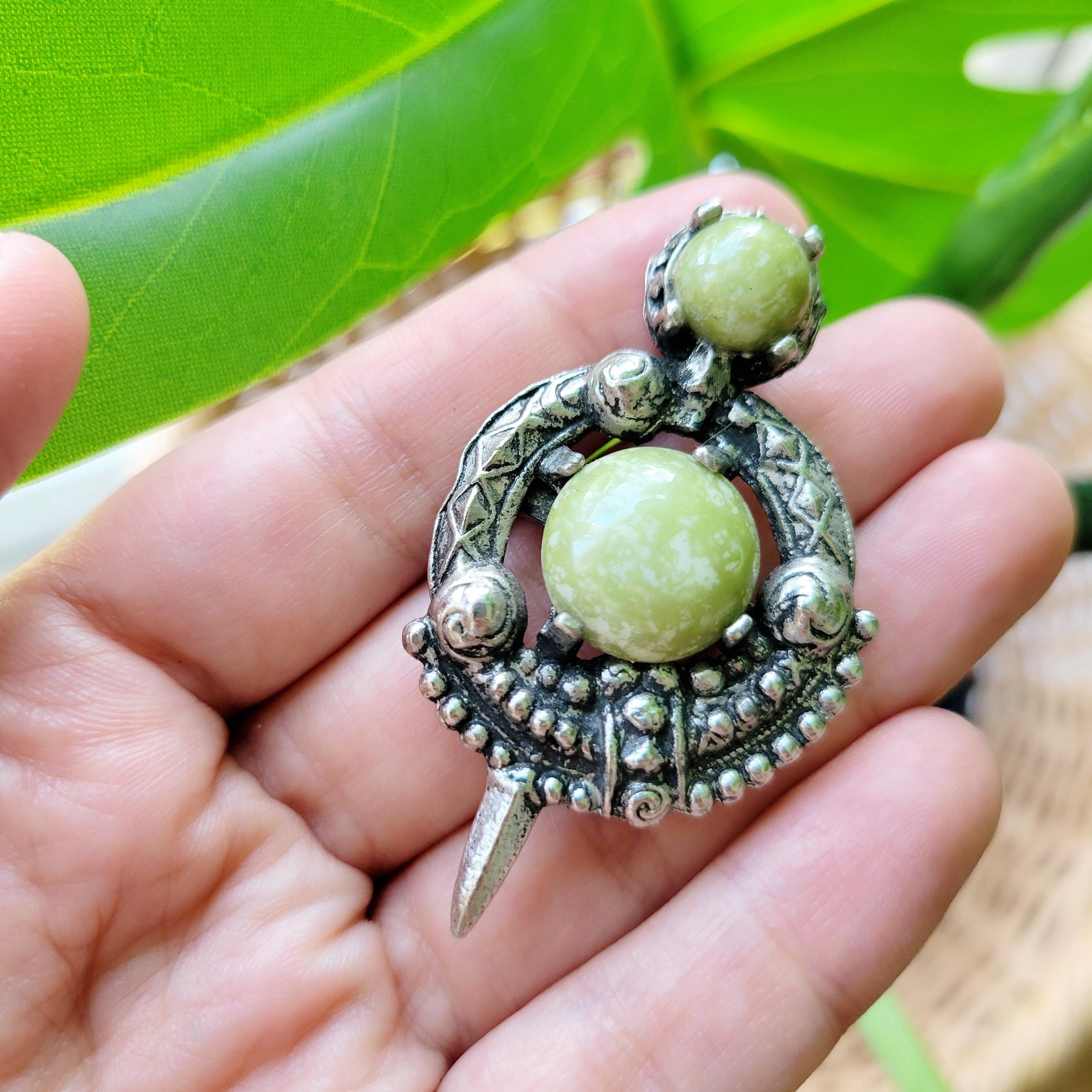 Broche Florale Ancienne En Agate Et Cristal Multicolore Sur Monture Argentée Style Celtique - Occasion