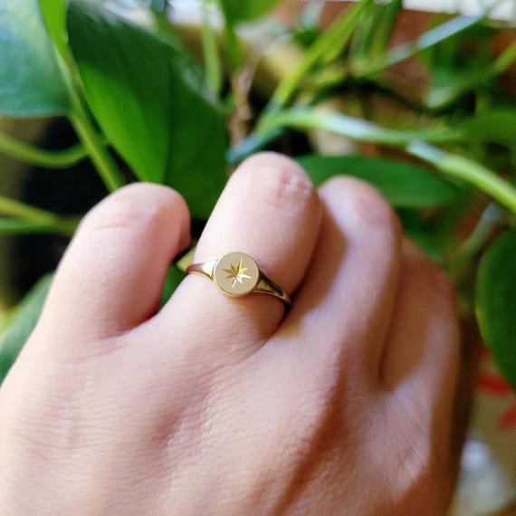 Solid 9ct gold signet - Gem