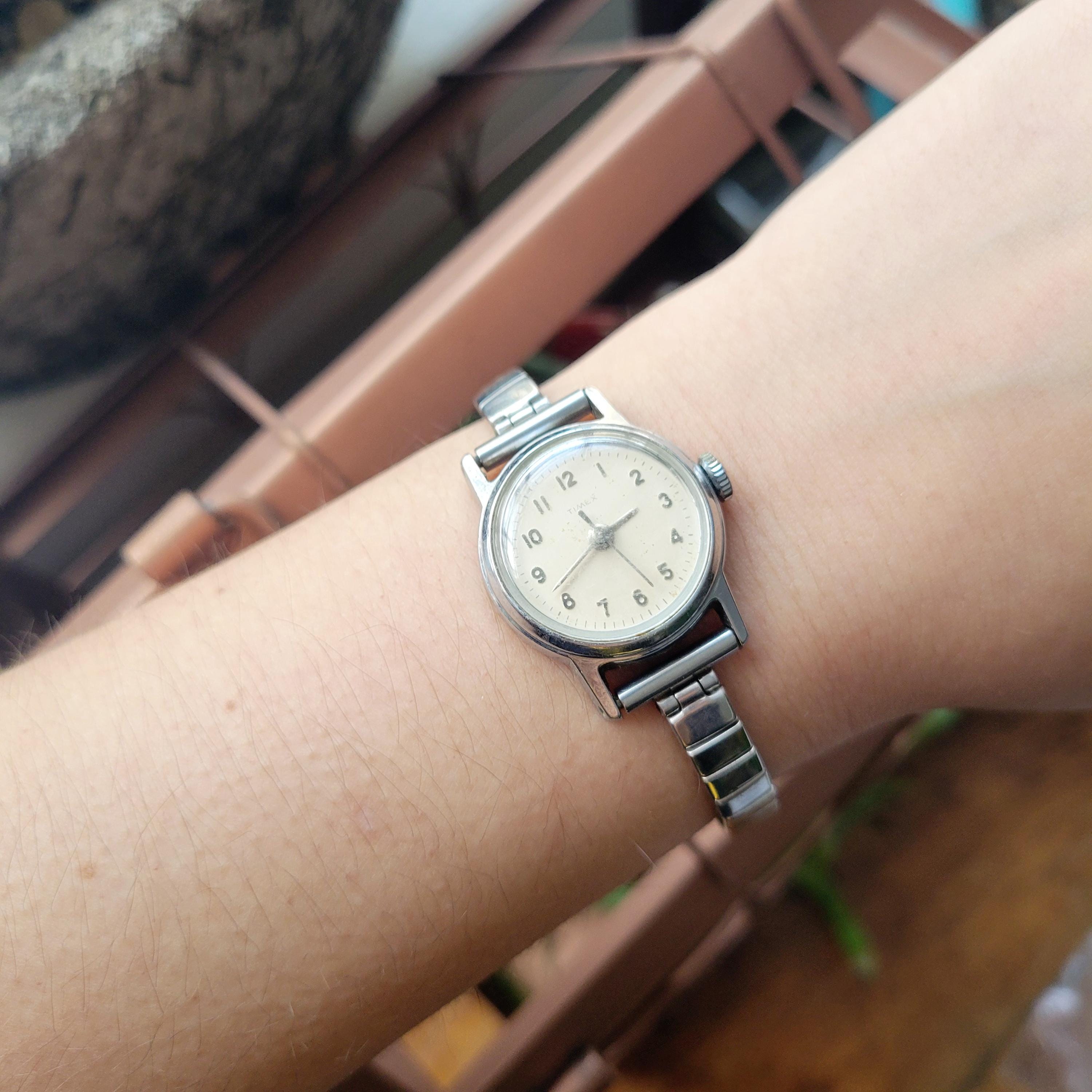 Vintage Timex Silver Womans Womens Classic Simple Stretch Watch Vintage Timex Silver Womans Womens Classic Simple Stretch  main image 4