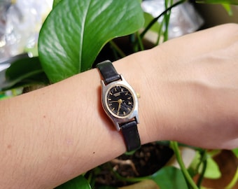 Reloj de cuarzo vintage Sharp de cuero negro
