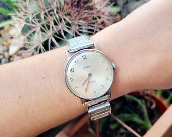Vintage 1970s Timex Ladies Mechanical Watch Black Dial Oval  display picture 2