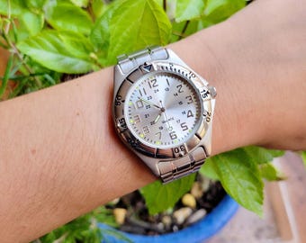 Classic Silver Glow in the Dark Round Untested Estate Analog Sports Watch