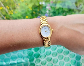 Seiko Ladies Gold Tone Vintage Watch 2Z20-0AB0 Roman Numeral  display picture 3