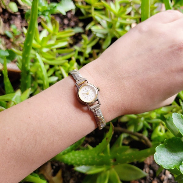 Vintage Swiss Sorna 17 Jewels Dainty Classic Gold & Silver Stretch Watch