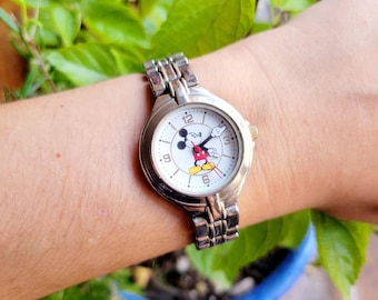 Vintage Disney Mickey Mouse Classic Womens Womans Silver Round Watch