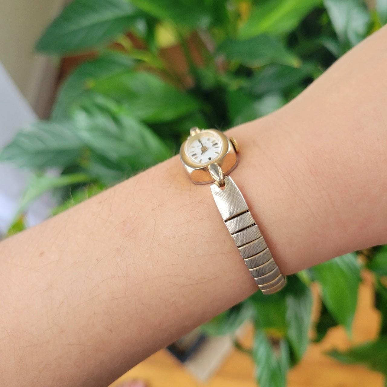 Vintage Timex Classic Silver & Gold Womens Womans Analog 