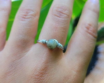 Dainty Silver Green Stone Wire Ring, size 6