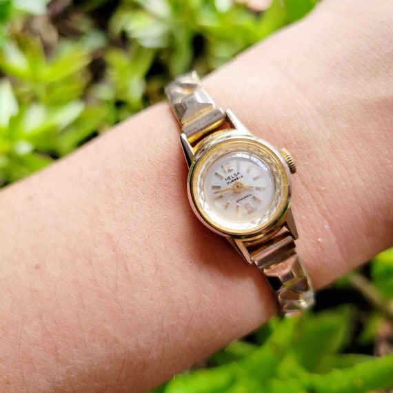 Vintage Classic Gold Helsa 17 Jewels Stretch Watch - image 3