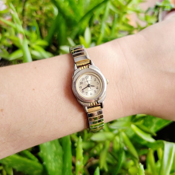 Vintage Watch It Quartz Dainty Stetch Watch