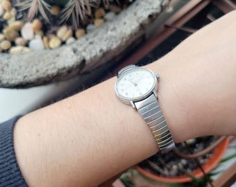 Vintage Timex Silver Womans Womens Classic Simple Stretch Watch Vintage Timex Silver Womans Womens Classic Simple Stretch  main image 4