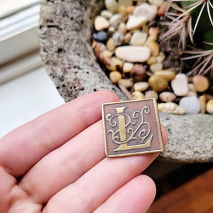 Broche de solapa de bronce dorado adornado con inicial de letra L celta vintage