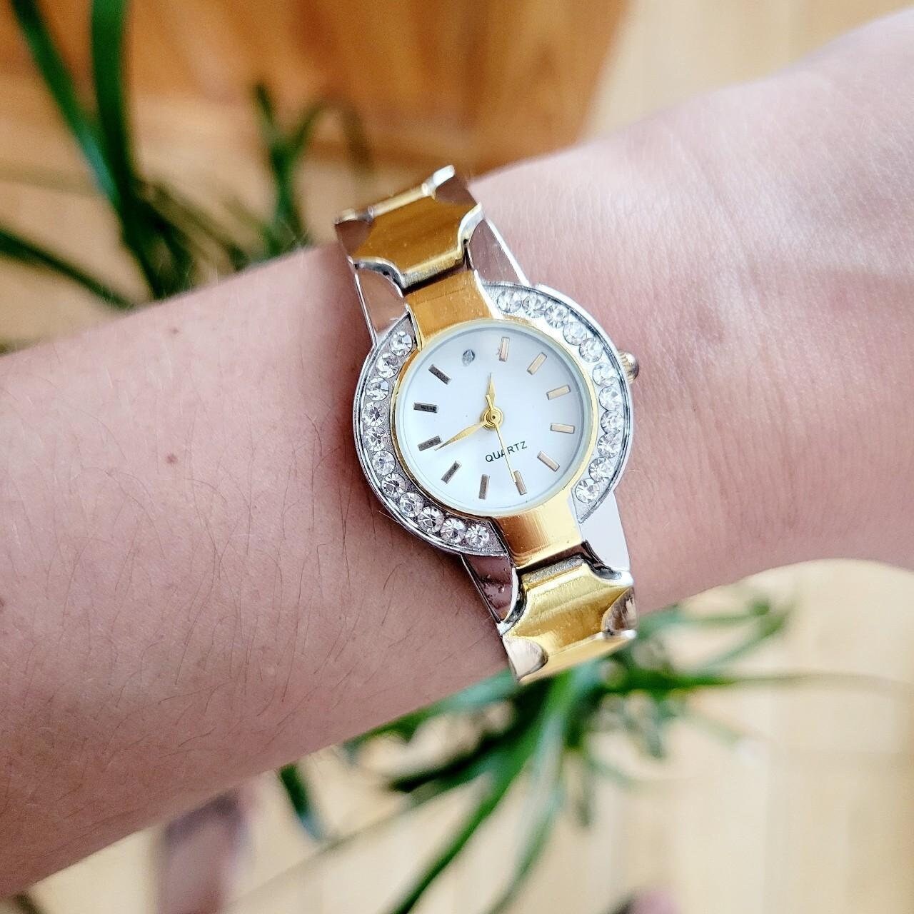 Reloj dorado con diamantes hotsell