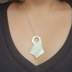 Vintage Mother of Pearl Pendant Necklace
