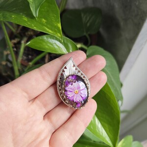 Spilla da bavero vintage in argento con fiore viola e foglia