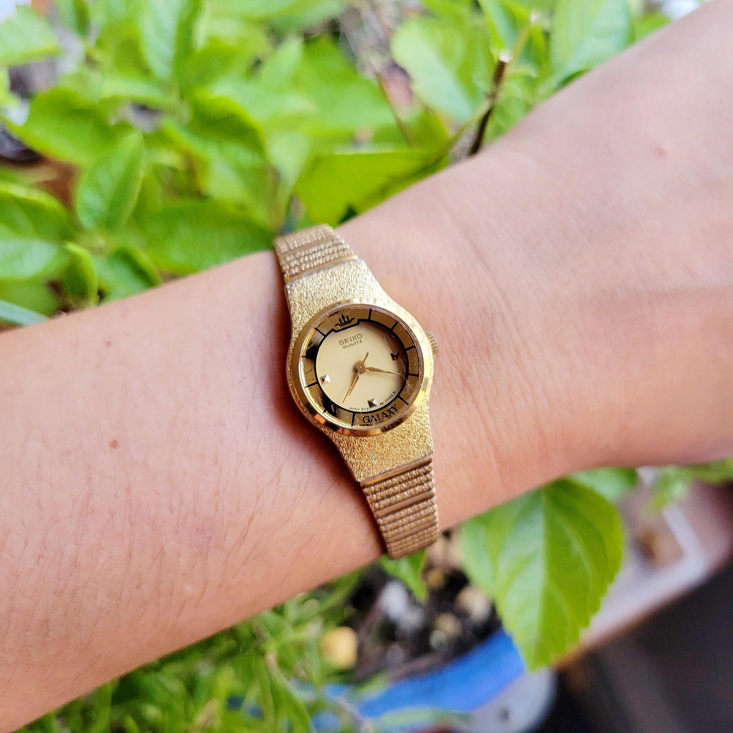 Vintage Seiko Quartz Classic Gold & Black Womens Womans Round