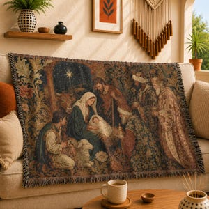 Könnte beinhalten: Eine gewebte Wandteppich-Wohndecke mit einer detaillierten Krippenszene, die die Heilige Familie, ein Lamm und die Heiligen Drei Könige unter einem hellen Stern zeigt. Das Design verwendet eine reiche Farbpalette aus Dunkelblau, Gold und Braun mit Fransen.