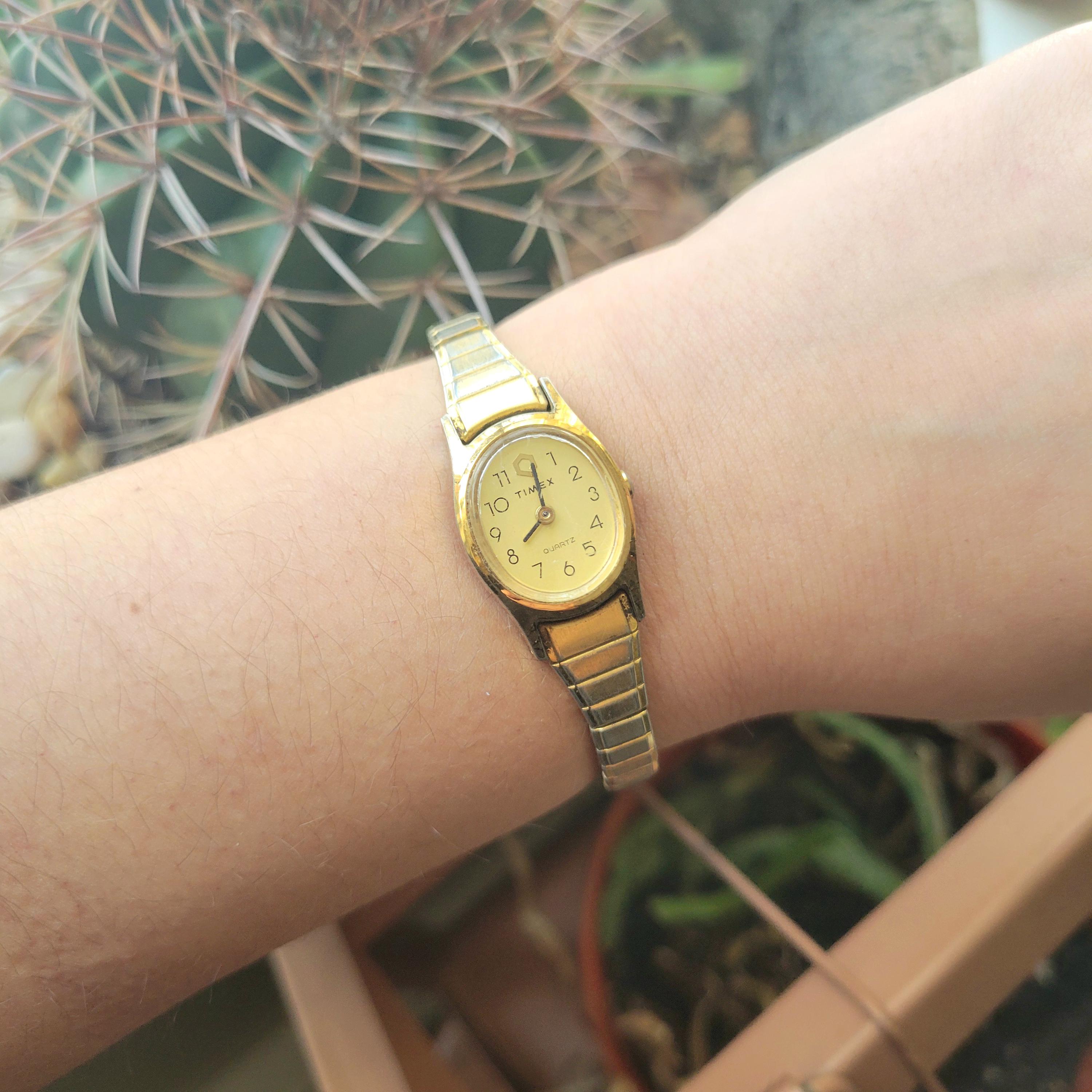 Vintage Timex Gold Quartz Dainty Oval Classic Stretch Watch  display picture 3