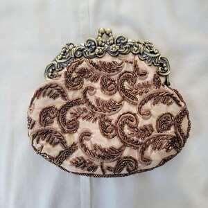 Bolso de mano vintage estilo Art Nouveau adornado con cuentas de concha dorada y crema