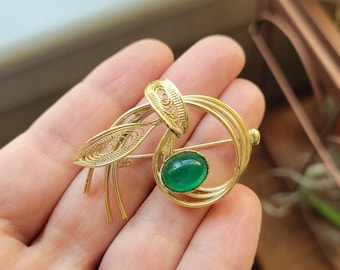 Vintage Gold & Emerald Green Chalcedony Gemstone Lapel Brooch Pin