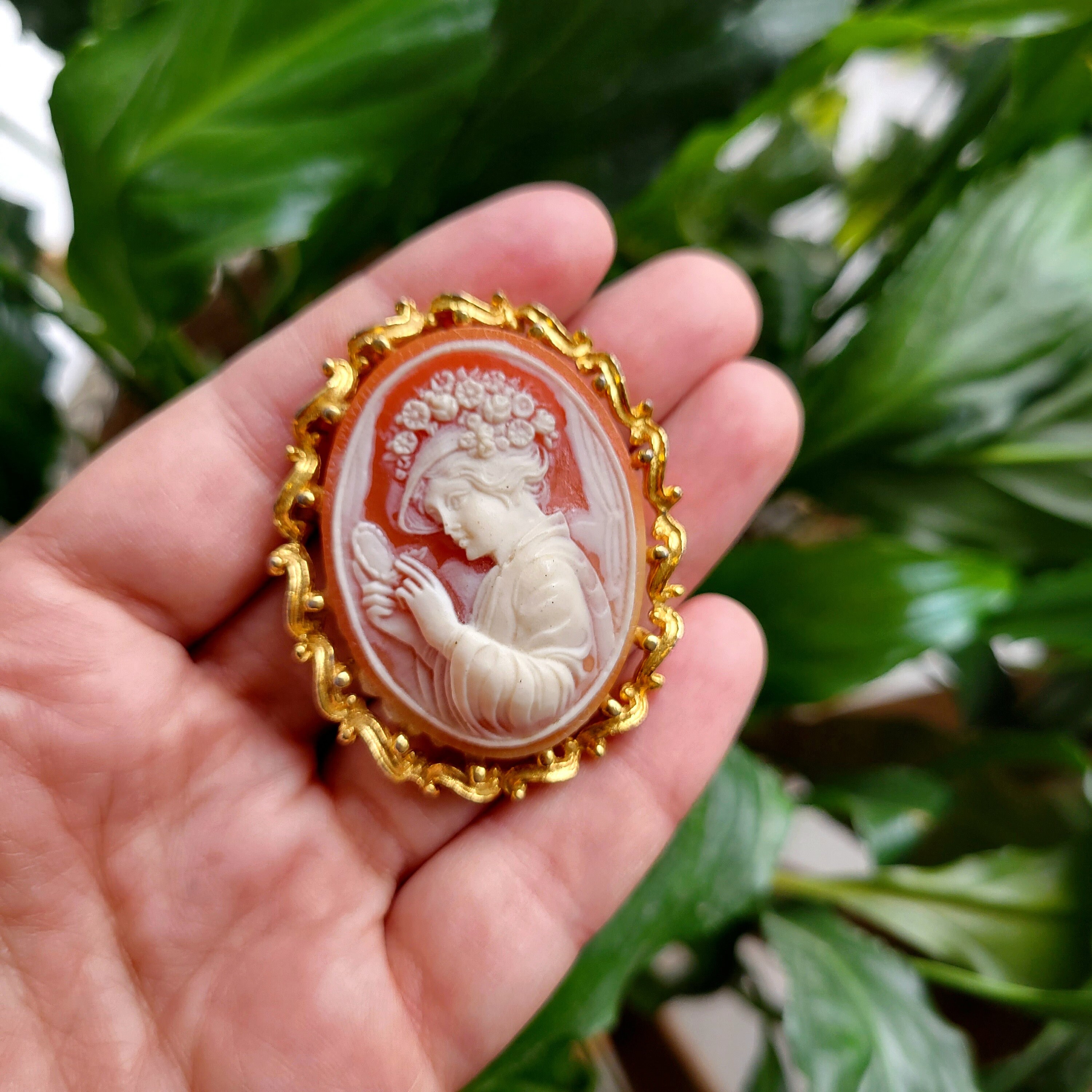 VINTAGE STYLE CAMEO BROOCH PIN BLACK IVORY GOLD TONE TRIM